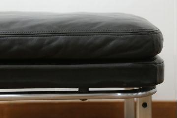 ドイツビンテージ　mobilia(モビリア)社取り扱い　キルインターナショナル(Kill International)　ホルスト・ブリューニング (Horst Bruning)デザイン　本革スツール(一人掛けソファ、1人掛け、椅子、ヴィンテージ)(R-052802)