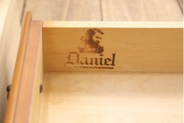 中古　横浜クラシック家具　ダニエル(Daniel)　エレガントさとクラシカルな雰囲気を兼ね備えた片袖机(ワークデスク、在宅ワーク、在宅用)(定価約64万円)(R-052804)