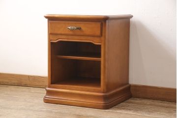 中古　美品　横浜クラシック家具　ダニエル(Daniel)　小振りなサイズ感がかわいらしいサイドチェスト(サイドテーブル、ナイトテーブル)(R-052824)