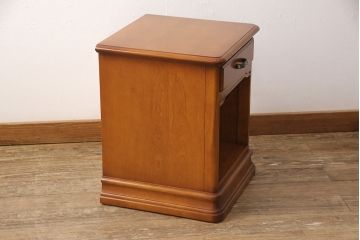 中古　美品　横浜クラシック家具　ダニエル(Daniel)　小振りなサイズ感がかわいらしいサイドチェスト(サイドテーブル、ナイトテーブル)(R-052824)