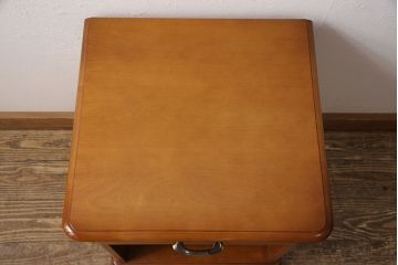 中古　美品　横浜クラシック家具　ダニエル(Daniel)　小振りなサイズ感がかわいらしいサイドチェスト(サイドテーブル、ナイトテーブル)(R-052824)