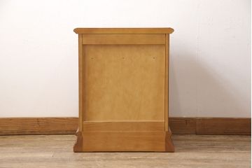 中古　美品　横浜クラシック家具　ダニエル(Daniel)　小振りなサイズ感がかわいらしいサイドチェスト(サイドテーブル、ナイトテーブル)(R-052824)