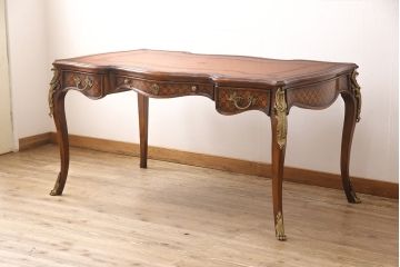 中古　美品　サァラ麻布取り扱い　イタリア高級輸入家具　象嵌細工と真鍮(黄銅)金具の細やかな作りが素晴らしいレザートップデスク(定価約90万円)(ワークデスク、在宅ワーク、在宅用、テーブル、作業台)(R-052830)