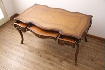 中古　美品　サァラ麻布取り扱い　イタリア高級輸入家具　象嵌細工と真鍮(黄銅)金具の細やかな作りが素晴らしいレザートップデスク(定価約90万円)(ワークデスク、在宅ワーク、在宅用、テーブル、作業台)(R-052830)
