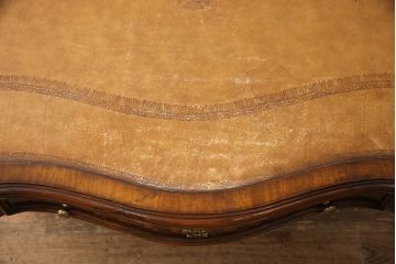 中古　美品　サァラ麻布取り扱い　イタリア高級輸入家具　象嵌細工と真鍮(黄銅)金具の細やかな作りが素晴らしいレザートップデスク(定価約90万円)(ワークデスク、在宅ワーク、在宅用、テーブル、作業台)(R-052830)