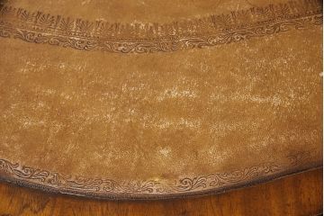 中古　美品　サァラ麻布取り扱い　イタリア高級輸入家具　象嵌細工と真鍮(黄銅)金具の細やかな作りが素晴らしいレザートップデスク(定価約90万円)(ワークデスク、在宅ワーク、在宅用、テーブル、作業台)(R-052830)