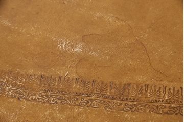 中古　美品　サァラ麻布取り扱い　イタリア高級輸入家具　象嵌細工と真鍮(黄銅)金具の細やかな作りが素晴らしいレザートップデスク(定価約90万円)(ワークデスク、在宅ワーク、在宅用、テーブル、作業台)(R-052830)