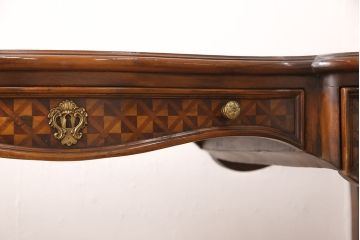 中古　美品　サァラ麻布取り扱い　イタリア高級輸入家具　象嵌細工と真鍮(黄銅)金具の細やかな作りが素晴らしいレザートップデスク(定価約90万円)(ワークデスク、在宅ワーク、在宅用、テーブル、作業台)(R-052830)