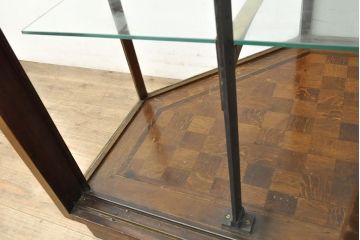 フランスアンティーク　真鍮枠と直線的なデザインがおしゃれな、五角形ガラスケース(ショーケース、店舗什器)(R-052837)