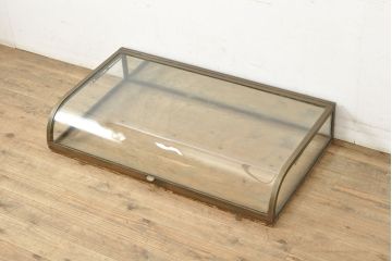 フランスアンティーク　真鍮枠がクールな雰囲気を醸し出すRガラス卓上ショーケース(ガラスケース、店舗什器、曲げガラス、陳列棚)(R-052838)
