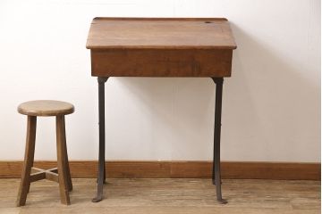 フランスアンティーク　ちょっとした収納としても使える鉄脚のスクールデスク(机、在宅ワーク、在宅用収納)(R-052840)