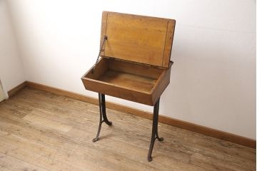 フランスアンティーク　ちょっとした収納としても使える鉄脚のスクールデスク(机、在宅ワーク、在宅用収納)(R-052840)