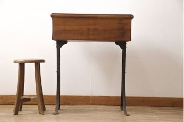 フランスアンティーク　ちょっとした収納としても使える鉄脚のスクールデスク(机、在宅ワーク、在宅用収納)(R-052840)