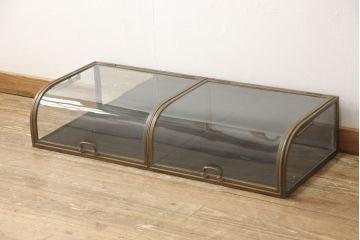 フランスアンティーク　激レアデザイン!　真鍮枠　背板が鏡張りで広々見えるRガラス卓上ショーケース(ガラスケース、陳列棚、店舗什器)(R-052842)