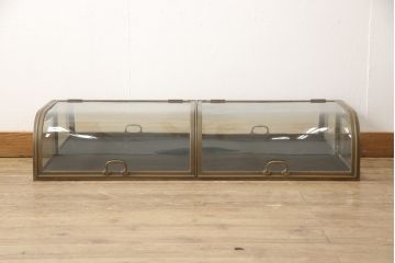フランスアンティーク　激レアデザイン!　真鍮枠　背板が鏡張りで広々見えるRガラス卓上ショーケース(ガラスケース、陳列棚、店舗什器)(R-052842)