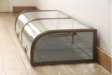 フランスアンティーク　激レアデザイン!　真鍮枠　背板が鏡張りで広々見えるRガラス卓上ショーケース(ガラスケース、陳列棚、店舗什器)(R-052842)