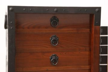 中古　美品　三方ケヤキ材　一際手の込んだ手打ち金具が目を引く佐渡帳場箪笥(定価約110万円)(帳箱、船箪笥、小箪笥、引き出し、小物収納)(R-052861)