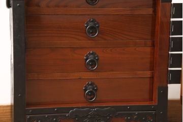 中古　美品　三方ケヤキ材　一際手の込んだ手打ち金具が目を引く佐渡帳場箪笥(定価約110万円)(帳箱、船箪笥、小箪笥、引き出し、小物収納)(R-052861)