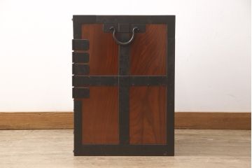 中古　美品　三方ケヤキ材　一際手の込んだ手打ち金具が目を引く佐渡帳場箪笥(定価約110万円)(帳箱、船箪笥、小箪笥、引き出し、小物収納)(R-052861)