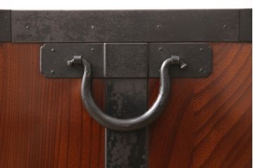 中古　美品　三方ケヤキ材　一際手の込んだ手打ち金具が目を引く佐渡帳場箪笥(定価約110万円)(帳箱、船箪笥、小箪笥、引き出し、小物収納)(R-052861)