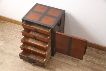中古　美品　三方ケヤキ材　一際手の込んだ手打ち金具が目を引く佐渡帳場箪笥(定価約110万円)(帳箱、船箪笥、小箪笥、引き出し、小物収納)(R-052861)