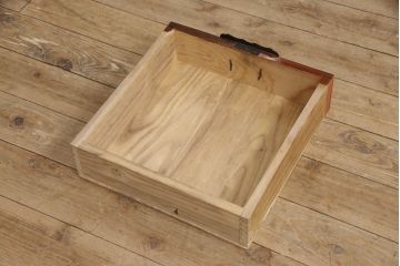 中古　美品　三方ケヤキ材　一際手の込んだ手打ち金具が目を引く佐渡帳場箪笥(定価約110万円)(帳箱、船箪笥、小箪笥、引き出し、小物収納)(R-052861)