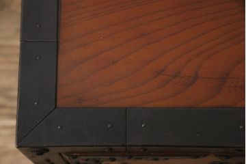中古　美品　三方ケヤキ材　一際手の込んだ手打ち金具が目を引く佐渡帳場箪笥(定価約110万円)(帳箱、船箪笥、小箪笥、引き出し、小物収納)(R-052861)