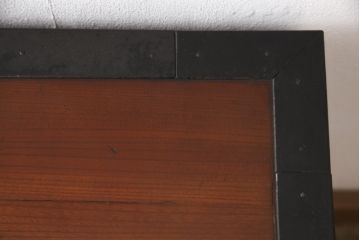 中古　美品　三方ケヤキ材　一際手の込んだ手打ち金具が目を引く佐渡帳場箪笥(定価約110万円)(帳箱、船箪笥、小箪笥、引き出し、小物収納)(R-052861)