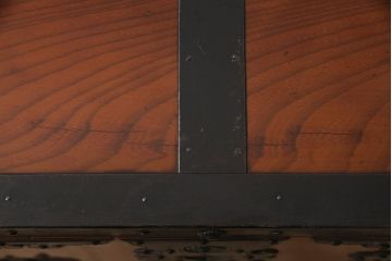 中古　美品　三方ケヤキ材　一際手の込んだ手打ち金具が目を引く佐渡帳場箪笥(定価約110万円)(帳箱、船箪笥、小箪笥、引き出し、小物収納)(R-052861)