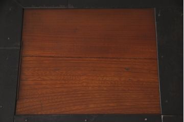 中古　美品　三方ケヤキ材　一際手の込んだ手打ち金具が目を引く佐渡帳場箪笥(定価約110万円)(帳箱、船箪笥、小箪笥、引き出し、小物収納)(R-052861)
