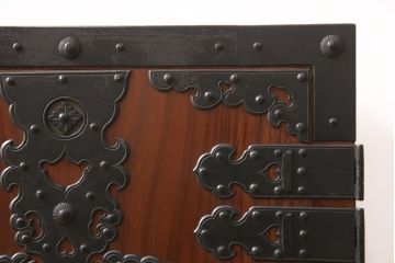 中古　美品　三方ケヤキ材　一際手の込んだ手打ち金具が目を引く佐渡帳場箪笥(定価約110万円)(帳箱、船箪笥、小箪笥、引き出し、小物収納)(R-052861)