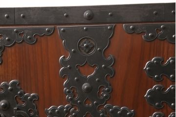 中古　美品　三方ケヤキ材　一際手の込んだ手打ち金具が目を引く佐渡帳場箪笥(定価約110万円)(帳箱、船箪笥、小箪笥、引き出し、小物収納)(R-052861)