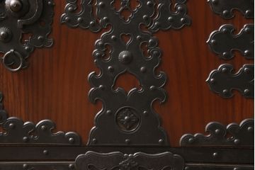 中古　美品　三方ケヤキ材　一際手の込んだ手打ち金具が目を引く佐渡帳場箪笥(定価約110万円)(帳箱、船箪笥、小箪笥、引き出し、小物収納)(R-052861)