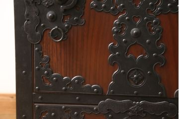 中古　美品　三方ケヤキ材　一際手の込んだ手打ち金具が目を引く佐渡帳場箪笥(定価約110万円)(帳箱、船箪笥、小箪笥、引き出し、小物収納)(R-052861)