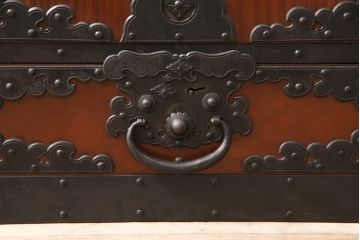 中古　美品　三方ケヤキ材　一際手の込んだ手打ち金具が目を引く佐渡帳場箪笥(定価約110万円)(帳箱、船箪笥、小箪笥、引き出し、小物収納)(R-052861)