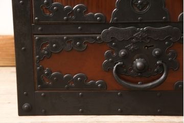 中古　美品　三方ケヤキ材　一際手の込んだ手打ち金具が目を引く佐渡帳場箪笥(定価約110万円)(帳箱、船箪笥、小箪笥、引き出し、小物収納)(R-052861)
