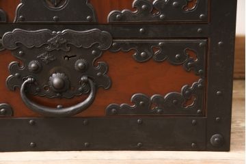 中古　美品　三方ケヤキ材　一際手の込んだ手打ち金具が目を引く佐渡帳場箪笥(定価約110万円)(帳箱、船箪笥、小箪笥、引き出し、小物収納)(R-052861)