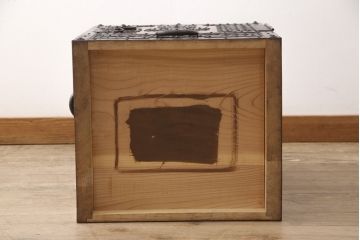 中古　美品　三方ケヤキ材　一際手の込んだ手打ち金具が目を引く佐渡帳場箪笥(定価約110万円)(帳箱、船箪笥、小箪笥、引き出し、小物収納)(R-052861)