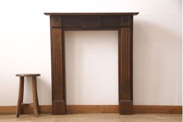 イギリスアンティーク　オーク材　小振りなサイズがかわいらしいマントルピース(暖炉、ファイヤープレイス、ディスプレイ)(R-052875)