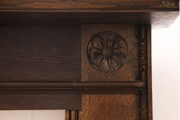 イギリスアンティーク　オーク材　小振りなサイズがかわいらしいマントルピース(暖炉、ファイヤープレイス、ディスプレイ)(R-052875)