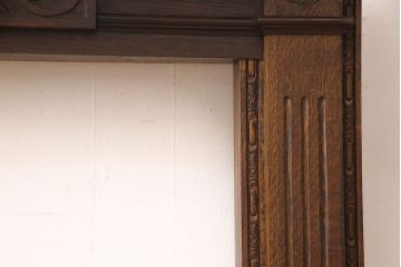 イギリスアンティーク　オーク材　小振りなサイズがかわいらしいマントルピース(暖炉、ファイヤープレイス、ディスプレイ)(R-052875)