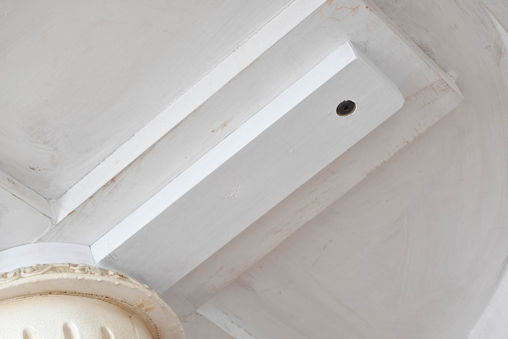 ヨーロッパビンテージ　イタリア輸入家具　ロココ調　見事な彫刻と天板の花の絵が優雅なダイニングテーブル　(R-052878)