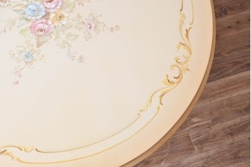 ヨーロッパビンテージ　イタリア輸入家具　ロココ調　見事な彫刻と天板の花の絵が優雅なダイニングテーブル　(R-052878)