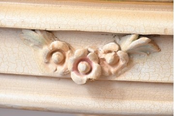 ヨーロッパビンテージ　イタリア輸入家具　ロココ調　見事な彫刻と天板の花の絵が優雅なダイニングテーブル　(R-052878)