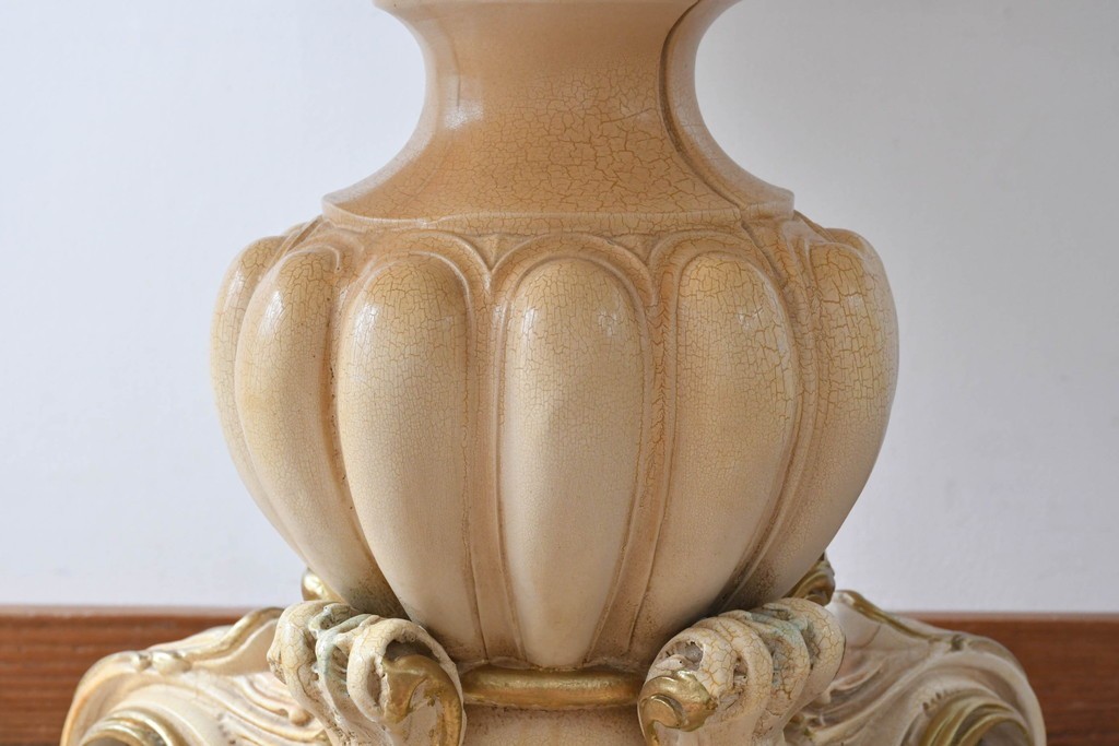 ヨーロッパビンテージ　イタリア輸入家具　ロココ調　見事な彫刻と天板の花の絵が優雅なダイニングテーブル　(R-052878)