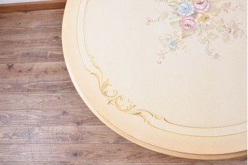 ヨーロッパビンテージ　イタリア輸入家具　ロココ調　見事な彫刻と天板の花の絵が優雅なダイニングテーブル　(R-052878)