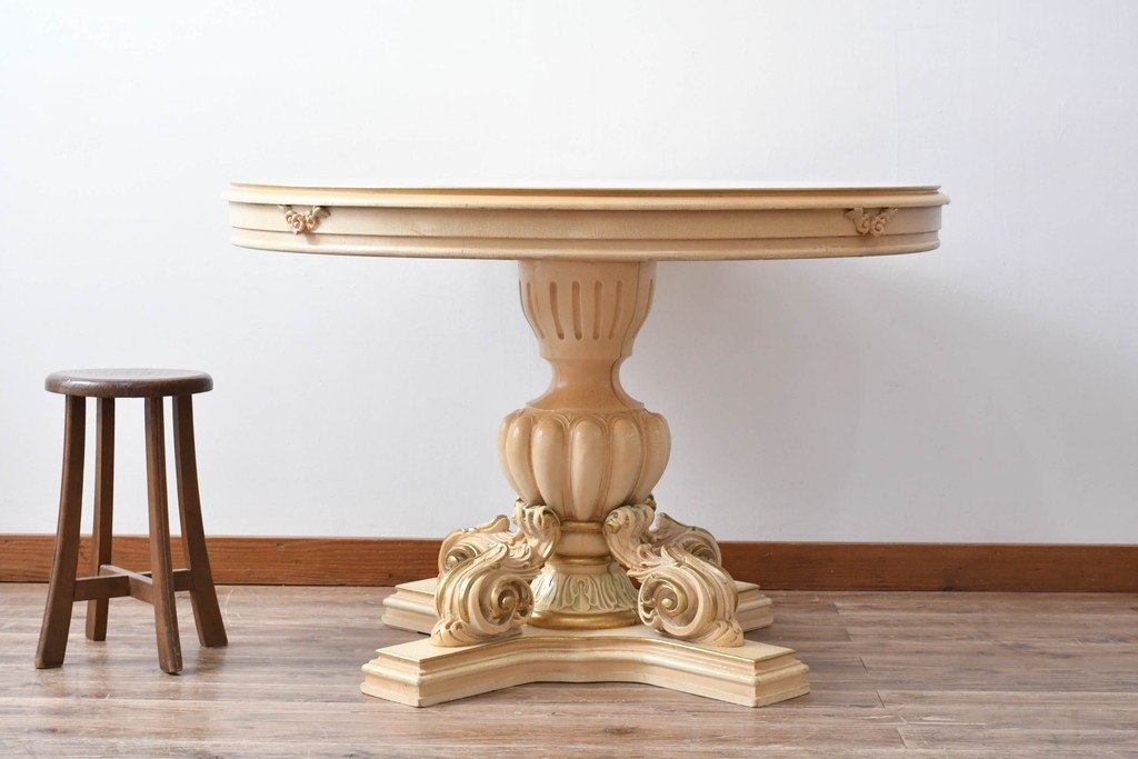 ヨーロッパビンテージ　イタリア輸入家具　ロココ調　見事な彫刻と天板の花の絵が優雅なダイニングテーブル　(R-052878)