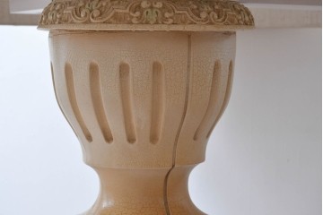 ヨーロッパビンテージ　イタリア輸入家具　ロココ調　見事な彫刻と天板の花の絵が優雅なダイニングテーブル　(R-052878)