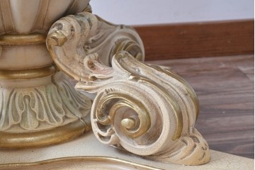 ヨーロッパビンテージ　イタリア輸入家具　ロココ調　見事な彫刻と天板の花の絵が優雅なダイニングテーブル　(R-052878)