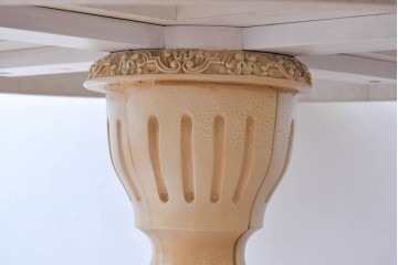 ヨーロッパビンテージ　イタリア輸入家具　ロココ調　見事な彫刻と天板の花の絵が優雅なダイニングテーブル　(R-052878)